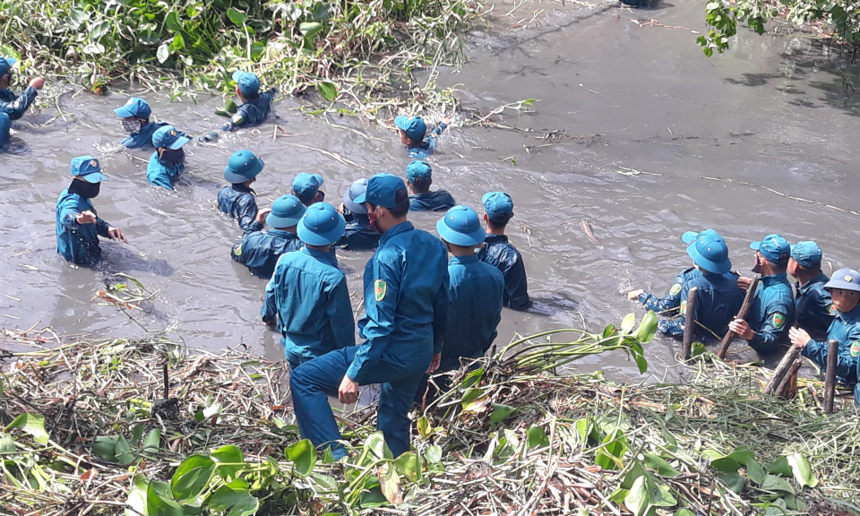 Tân Trụ: Lực lượng vũ trang Long An khơi thông dòng chảy đưa nước về chống hạn cho lúa