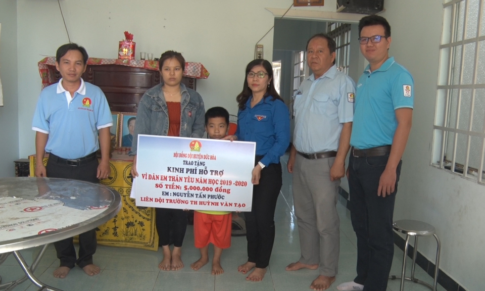Đức Hòa: Thăm trao tiền hỗ trợ cho học sinh có hoàn cảnh khó khăn