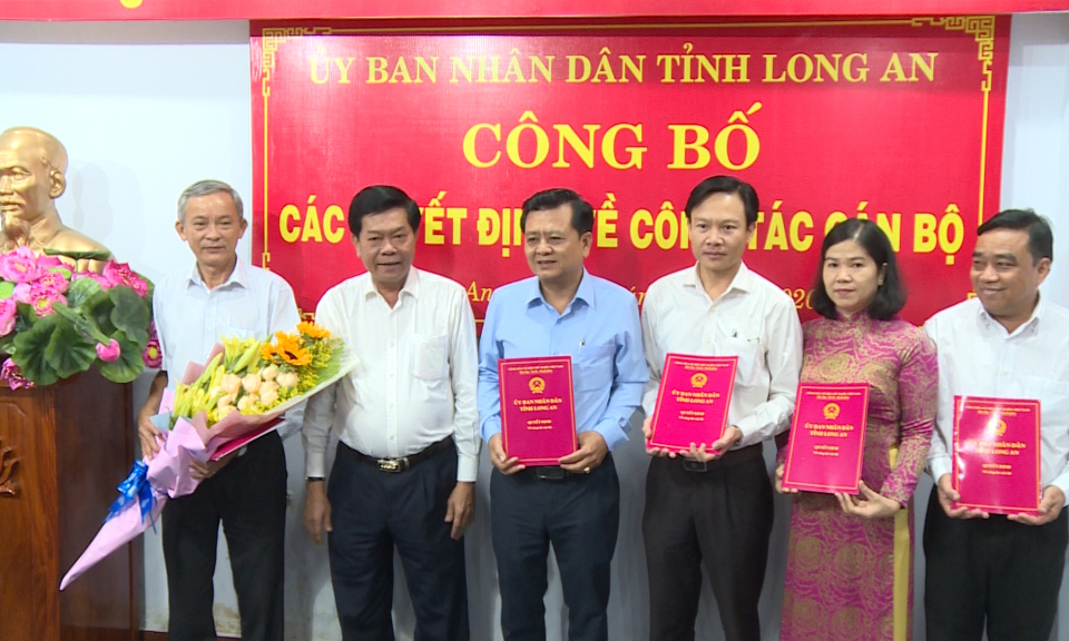 UBND tỉnh Long An công bố quyết định về công tác cán bộ