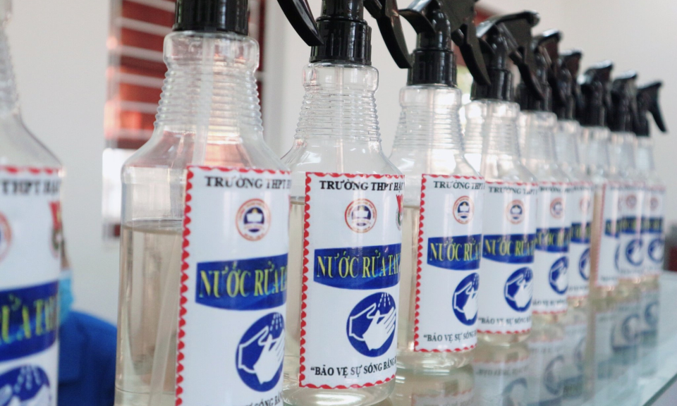 Đức Hòa: Trường THPT Hậu Nghĩa sản xuất nước rửa tay khô