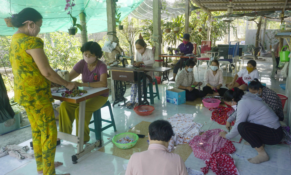 Bến Lức: May tặng khẩu trang, cùng cộng đồng phòng chống Covid-19
