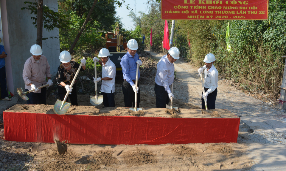 Cần Giuộc: Khởi công công trình giao thông chào mừng đại hội