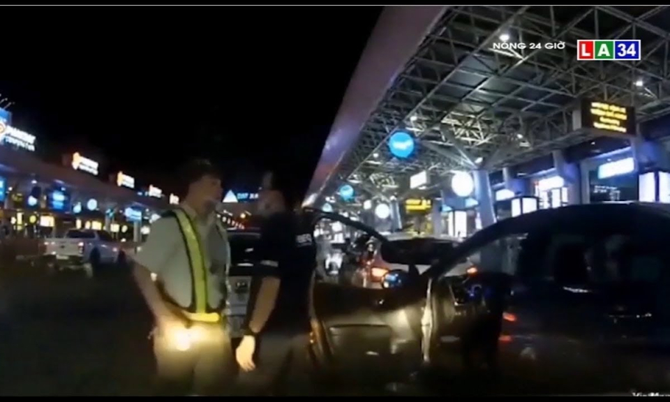 Camera nóng | Cảnh tượng xô xát giữa an ninh sân bay và tài xế ô tô