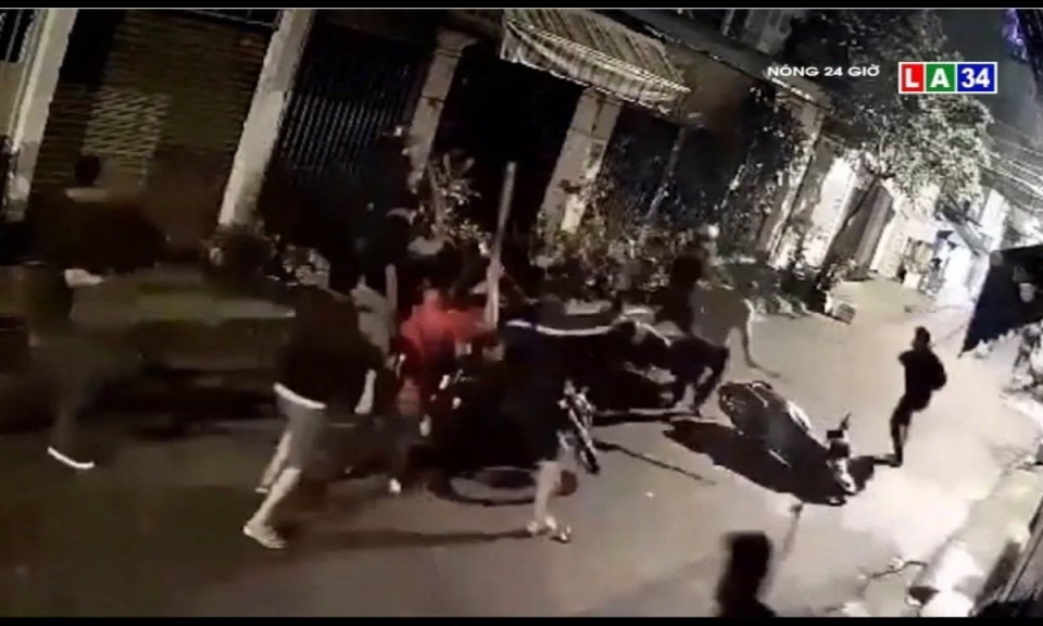 Camera nóng | Hàng chục người mai phục, đuổi đánh 5 tên trộm xe máy