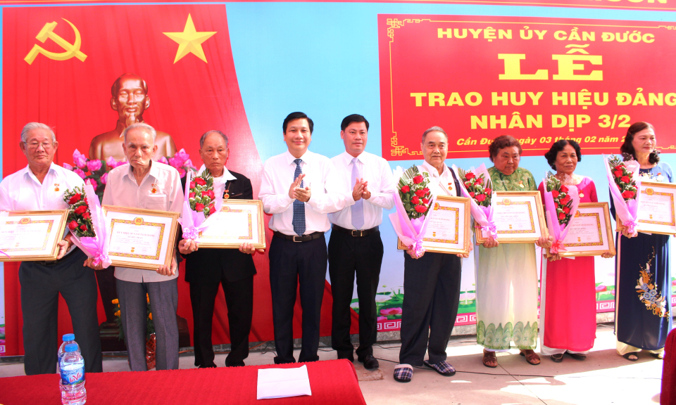 Cần Đước: Lễ trao huy hiệu Đảng đợt 3/2