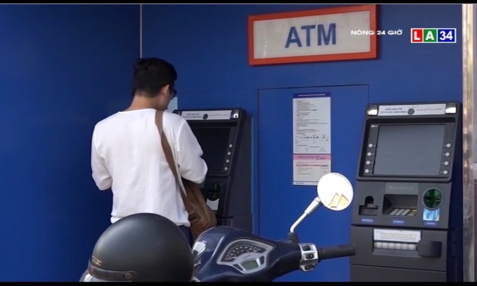 Cần trang bị dung dịch rửa tay cho các trụ ATM