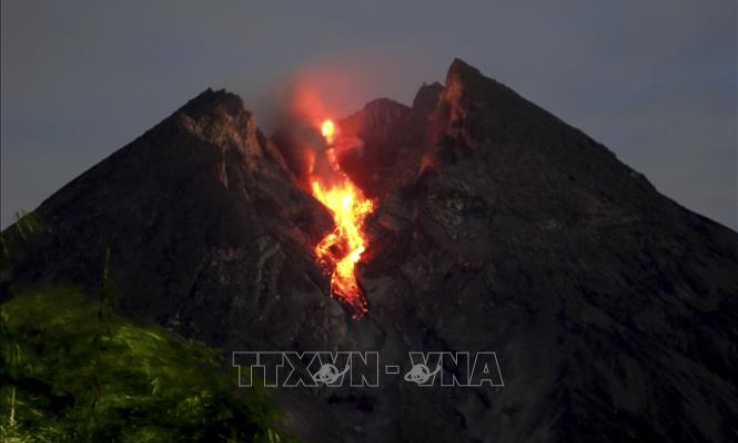 Núi lửa Merapi ở Indonesia lại bất ngờ &#8216;thức giấc&#8217;, khói bụi bốc cao 2 km