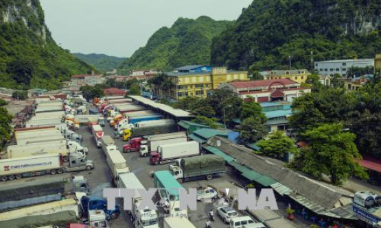 Hàng trăm xe chở nông sản nằm chờ thông quan ở cửa khẩu