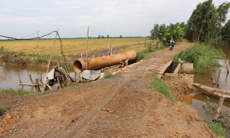 Long An: Các địa phương rà soát, kịp thời đắp đập tạm ngăn mặn, lắp trạm bơm dã chiến