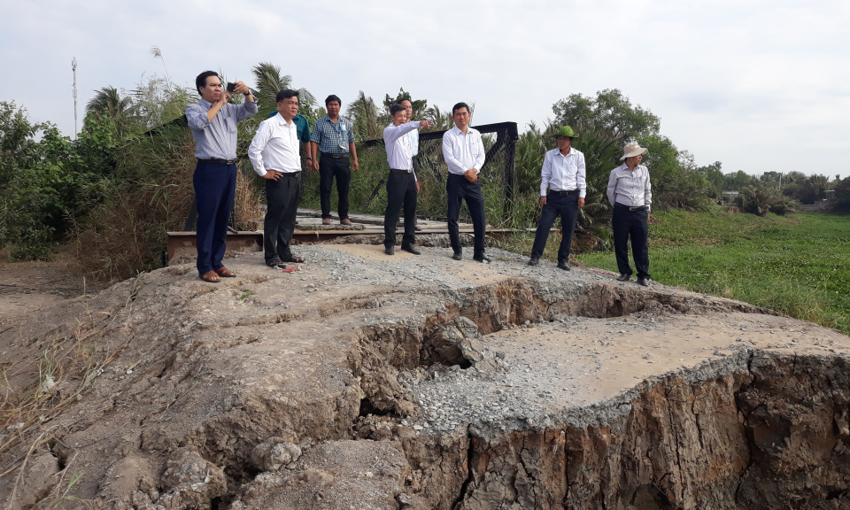 UBND tỉnh Long An kiểm tra tình hình sạt lỡ tại Tân Trụ