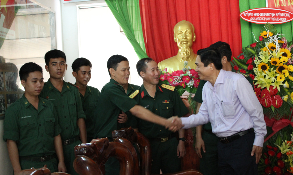 Lãnh đạo huyện Đức Huệ thăm cán bộ, chiến sĩ các đồn biên phòng