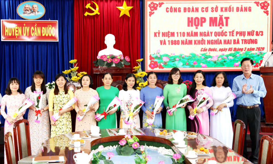 Khối Đảng huyện ủy Cần Đước họp mặt kỷ niệm ngày Quốc tế phụ nữ