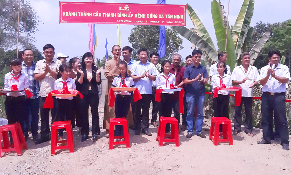 Tân Thạnh: Tân Ninh khánh thành cầu giao thông nông thôn
