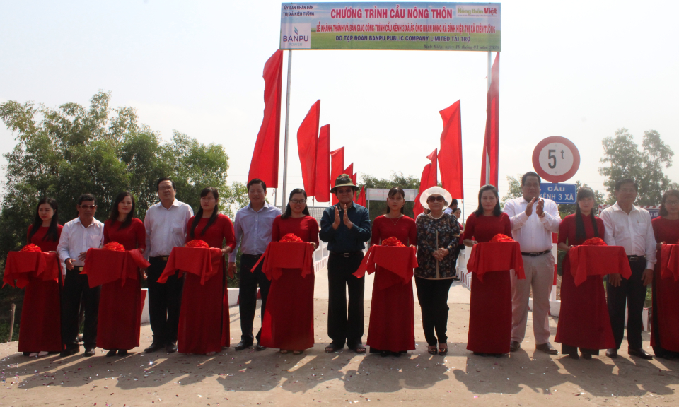 Nguyên Chủ tịch nước Trương Tấn Sang dự lễ khánh thành cầu GTNT tại thị xã Kiến Tường