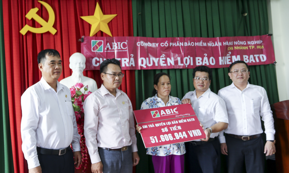 Thủ Thừa: Chi trả quyền lợi bảo hiểm Bảo an Tín dụng