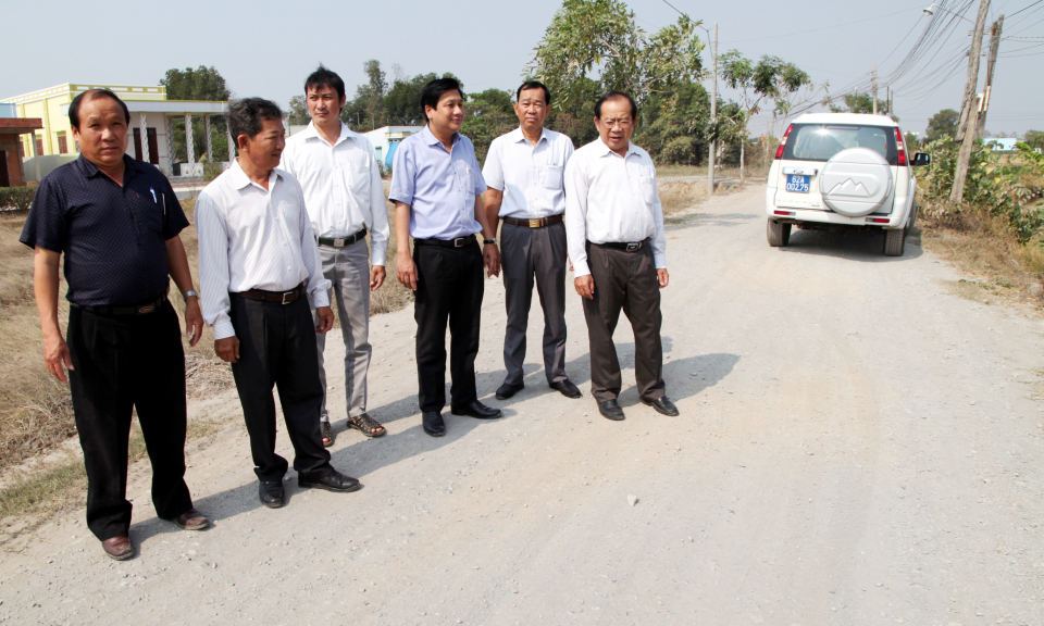 Giám đốc Sở nông nghiệp phát triển nông thôn Long An khảo sát tình hình hạn mặn ở Cần Đước