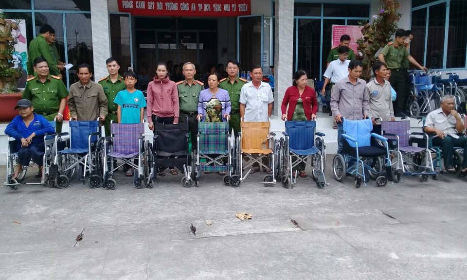 Tân Hưng: Trao tặng quà cho các hộ nghèo, hộ có hoàn cảnh khó khăn và người khuyết tật