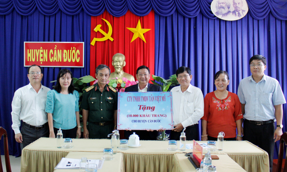 Trao tặng 10.000 khẩu trang vải cho huyện Cần Đước
