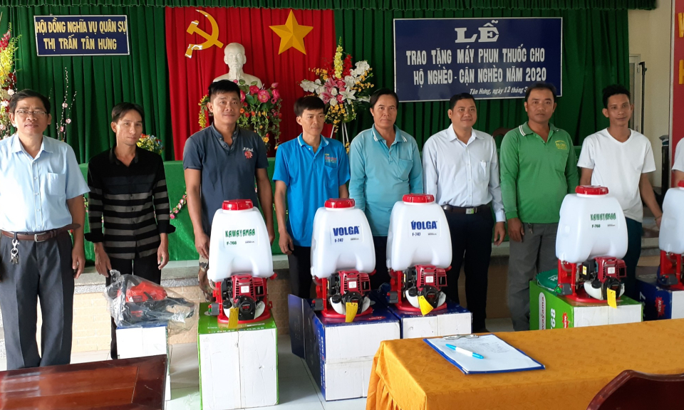 Tân Hưng: Trao tặng máy xịt thuốc cho hộ nghèo