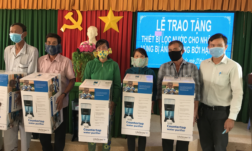 Cần Giuộc: Trao tặng thiết bị lọc nước cho người dân vùng hạn mặn