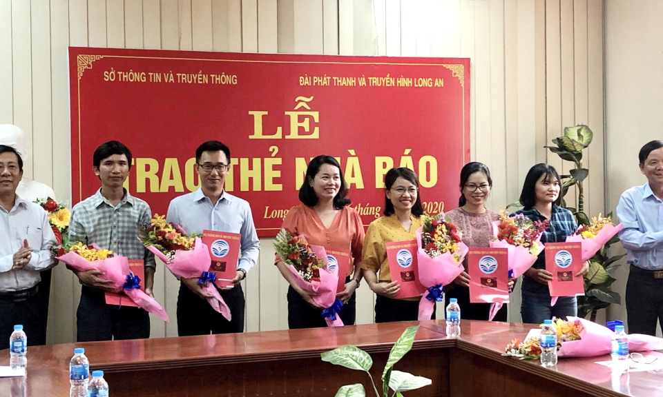Trao thẻ Nhà báo cho phóng viên, biên tập viên, quay phim viên Đài PT và TH Long An