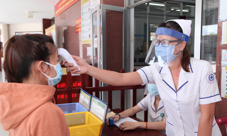 Cần Đước: Chế tạo tấm ngăn giọt bắn, bảo vệ cho đội ngũ y bác sĩ trước dịch bệnh Covid- 19