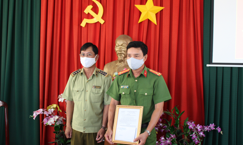 Thưởng nóng cho Phòng Cảnh sát kinh tế &#8211; Công an tỉnh về thành tích xuất sắc trong công tác chống buôn lậu.
