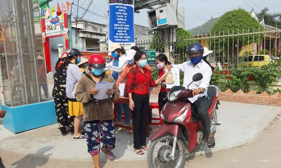 Đức Hòa: Phát khẩu trang và nước rửa tay sát khuẩn cho người dân