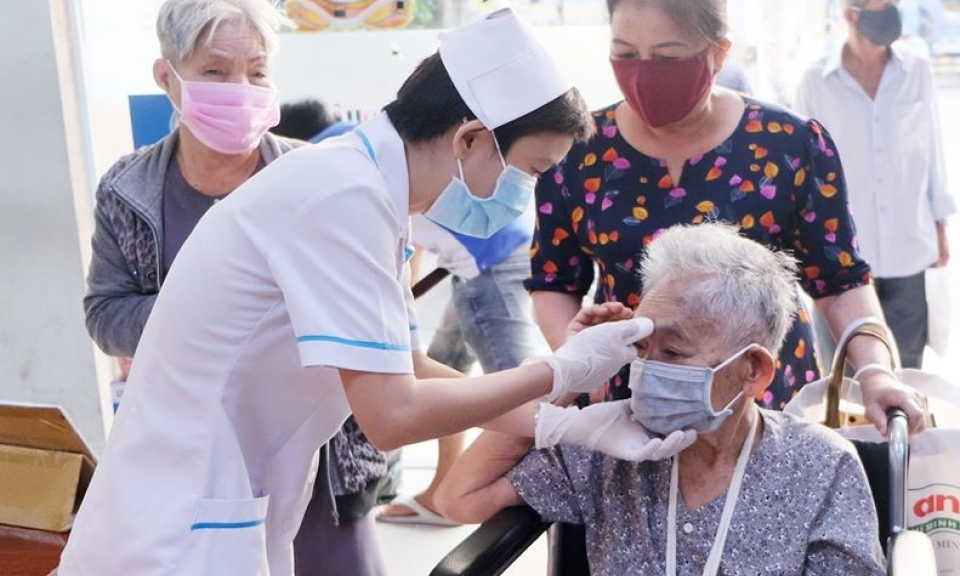 TP Hồ Chí Minh tạm dừng phương tiện chở khách công cộng, cấm nhân viên y tế rời thành phố