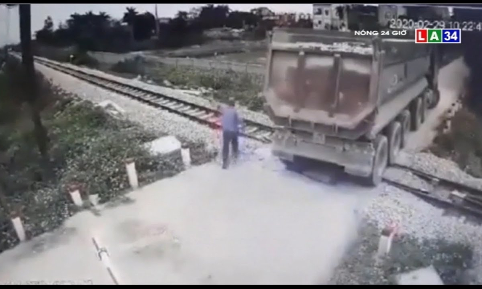 Camera nóng | Nhân viên gác chắn nhanh trí cứu đoàn tàu khỏi tai nạn đường sắt