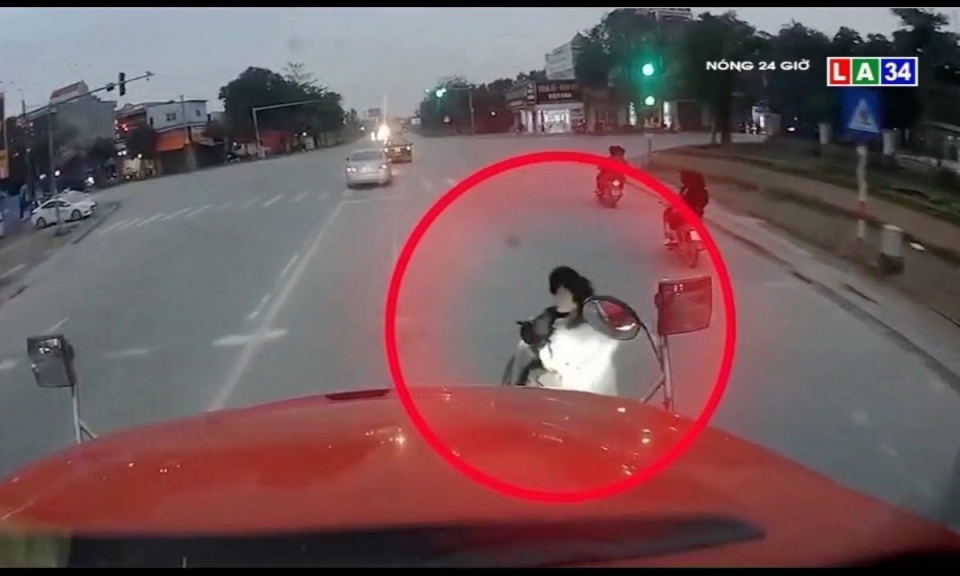 Camera nóng | Hai cô gái tạt đầu xe &#8220;dằn mặt&#8221; tài xế container vì bị bóp còi