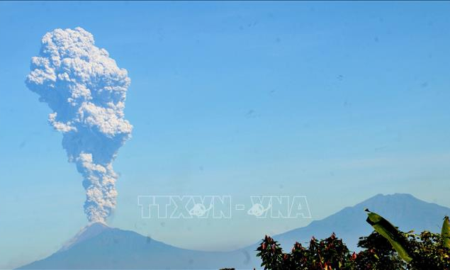 Núi lửa Merapi tại Indonesia phun tro bụi cao 6.000m