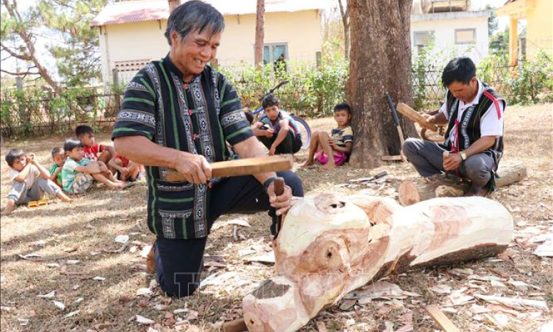 Giữ hồn tượng gỗ dân gian