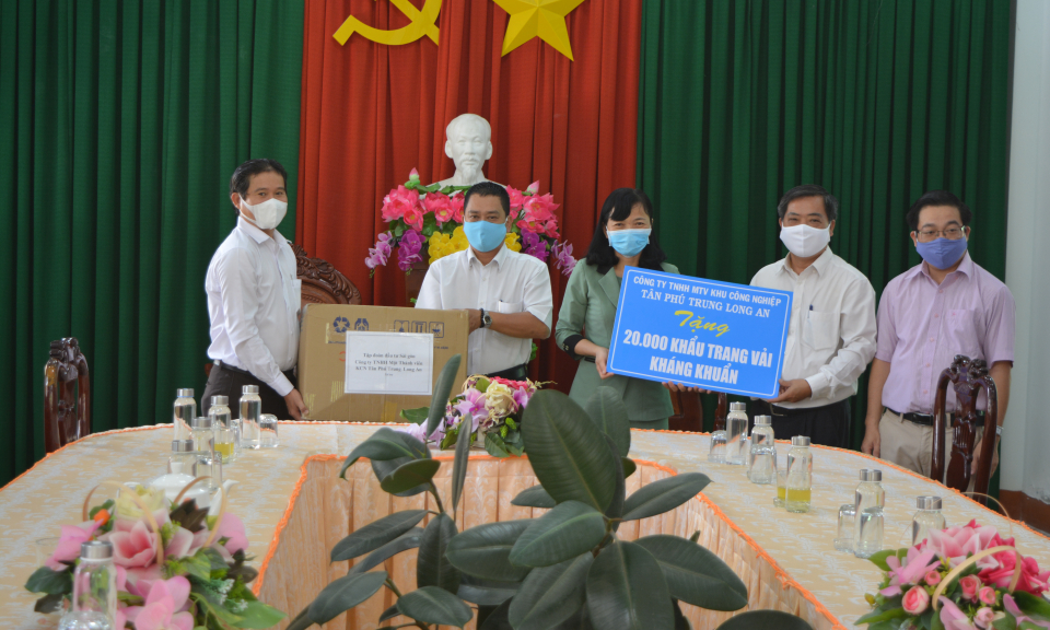 Trao tặng 20 ngàn khẩu trang vải kháng khuẩn cho UBND huyện Cần Giuộc