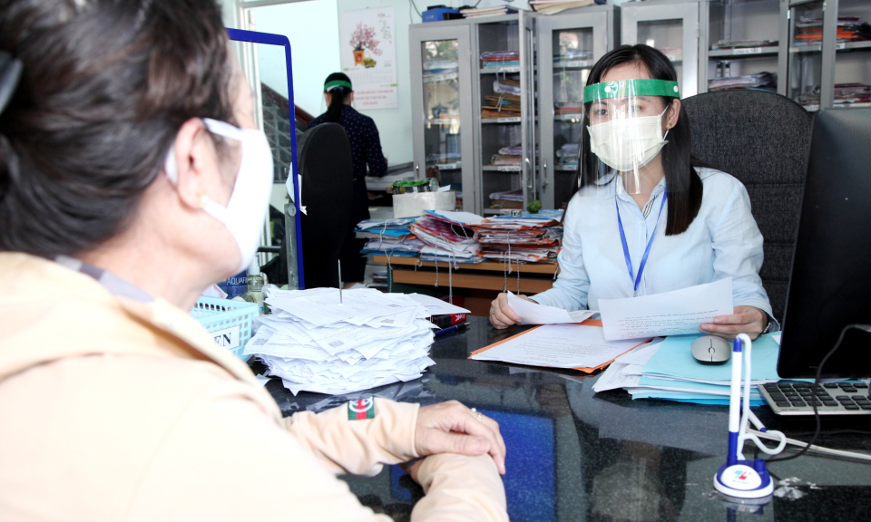 Cần Đước: Trang bị tấm chắn ngăn giọt bắn phòng chống dịch Covid -19 cho cán bộ viên chức