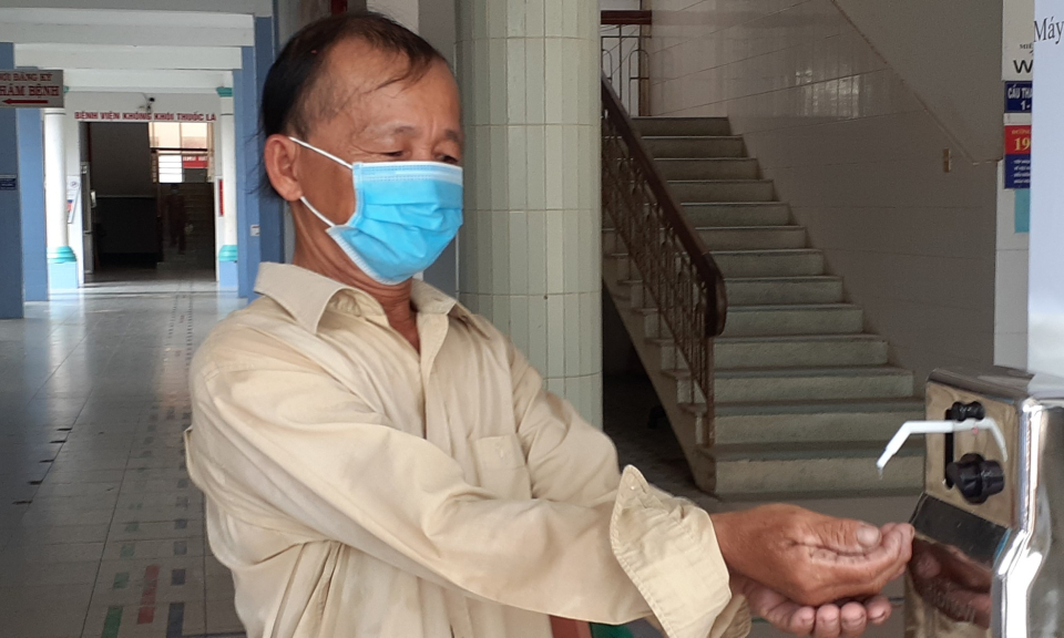 Tân Hưng lắp đặt máy sát khuẩn tự động phòng, chống Covid-19