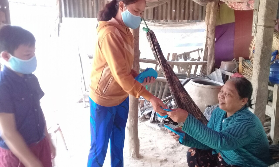 Tân Hưng: Phụ nữ vùng biên may phát khẩu trang miễn phí cho người dân