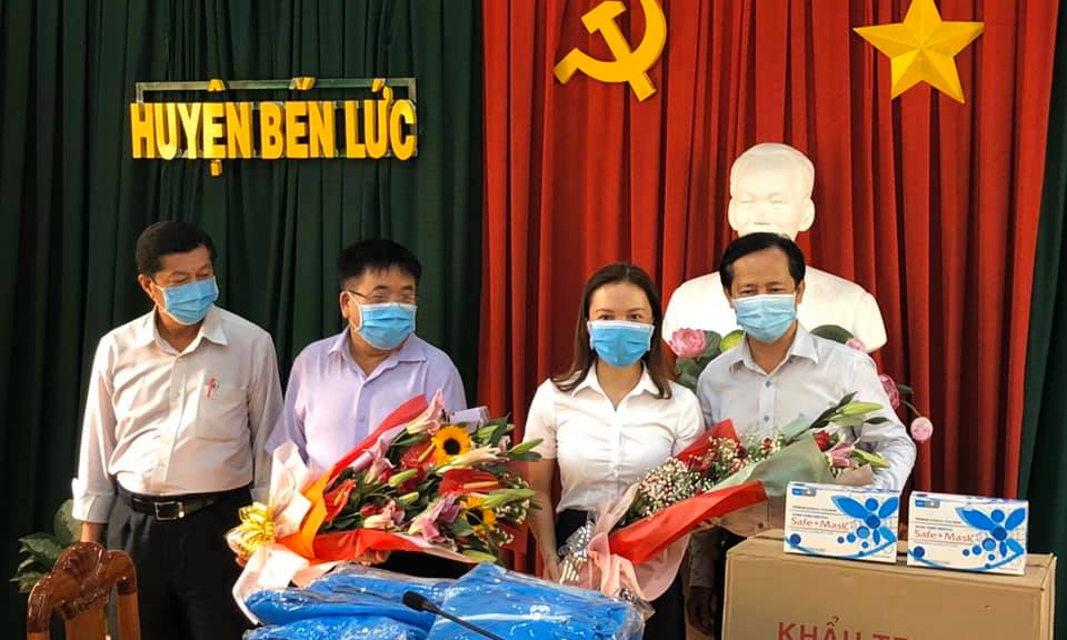 Chi hội doanh nhân trẻ Bến Lức ủng hộ 216 triệu đồng cho công tác phòng chống Covid – 19