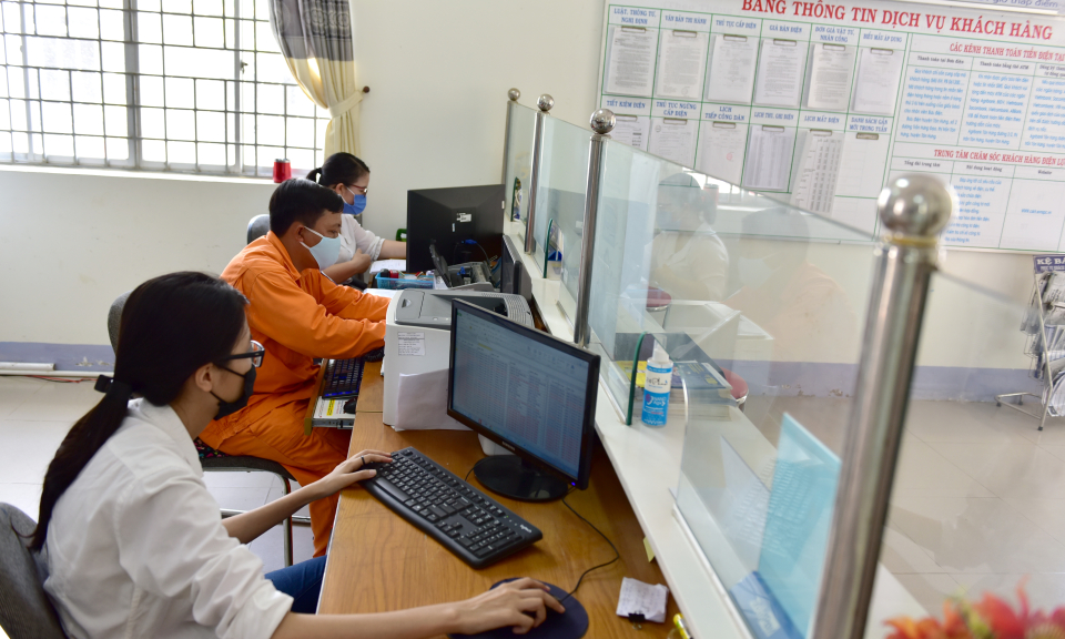 Công sở huyện Tân Hưng giãn cách xã hội nhưng vẫn bảo đảm công việc