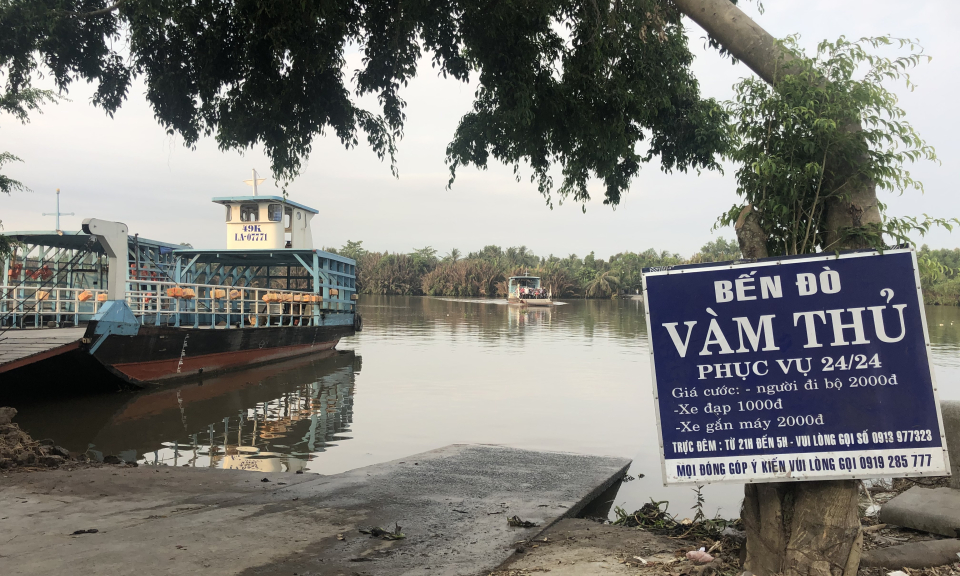 Thủ Thừa: Đò Vàm Thủ hoạt động trở lại và thực hiện tốt theo chỉ thị 16