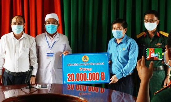 Đoàn cán bộ của tỉnh thăm các khu cách ly tập trung tại huyện Bến Lức và Đức Huệ.