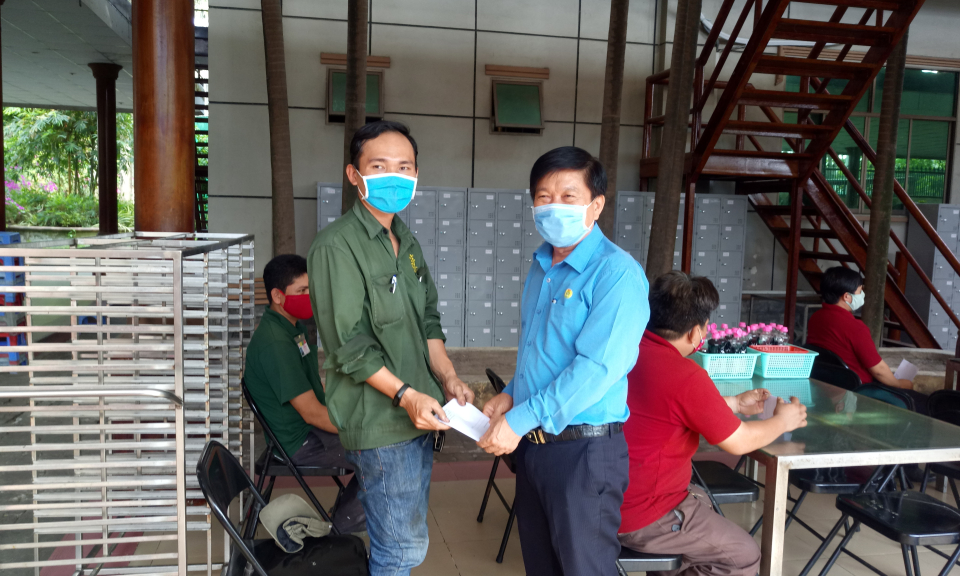 Bến Lức: Tặng quà cho công nhân lao động khó khăn do ảnh hưởng dịch bệnh Covid-19