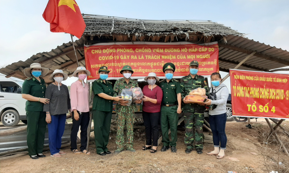 TX Kiến Tường: Đến thăm, động viên lực lượng làm nhiệm vụ phòng, chống dịch bệnh Covid-19 trên tuyến biên giới.