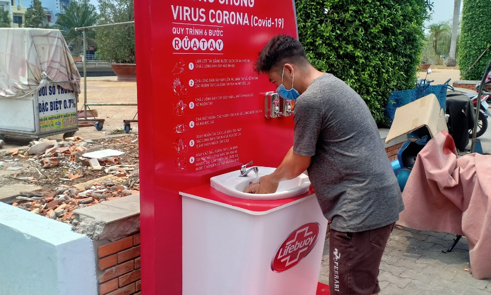 Trung ương Hội LHTN Việt Nam lắp đặt bồn rửa tay tại khu vực chợ Tân An