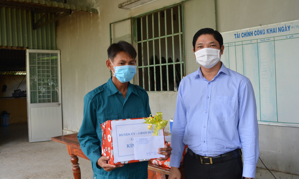 Thăm, tặng quà chốt dân quân tham gia công tác phòng chống dịch bệnh Covid-19