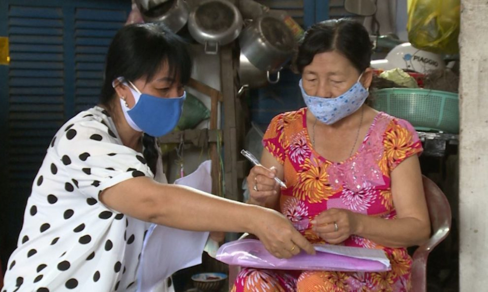 Niềm vui mừng của người bán vé số khi nhận được tiền hỗ trợ