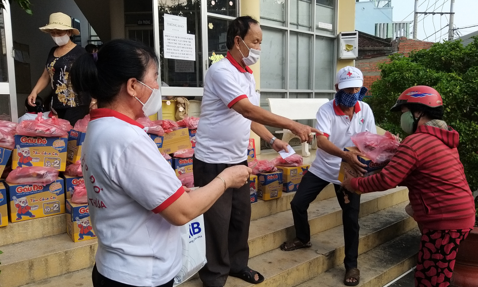 Thủ Thừa: Trao quà hỗ trợ người dân trong mùa dịch