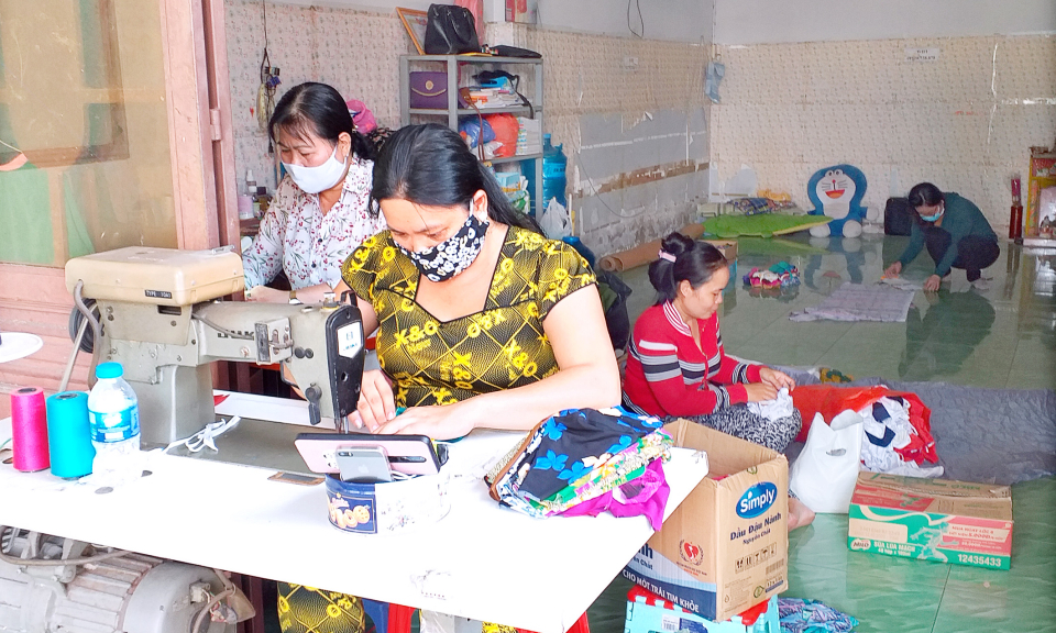 Tân Thạnh: Hội LHPN may và phát miễn phí hơn 12.500 khẩu trang cho người dân