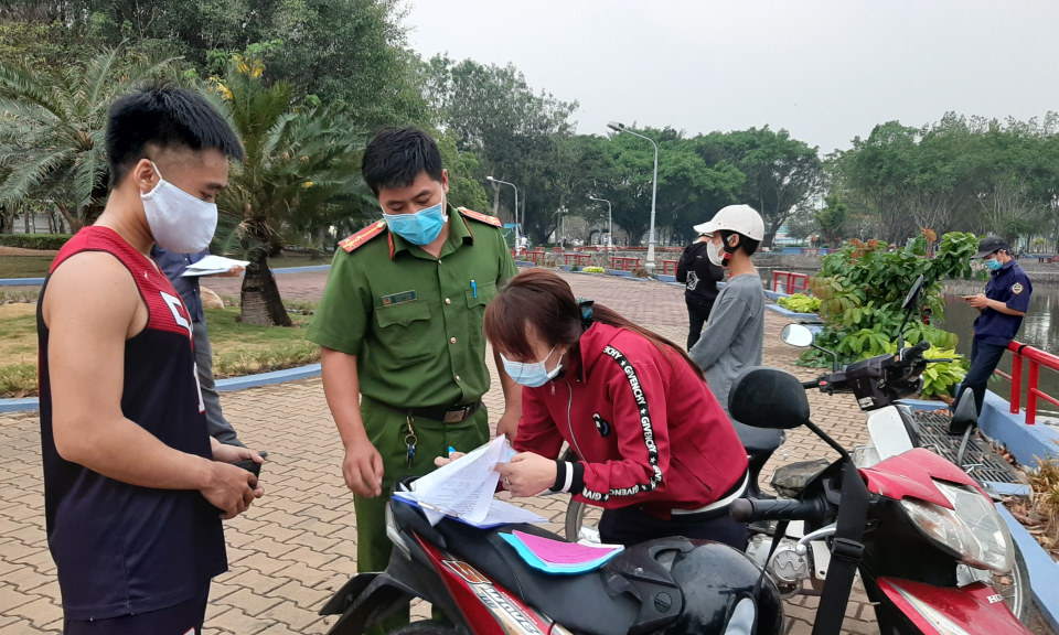 TP Tân An: Xử phạt người không đeo khẩu trang nơi công cộng