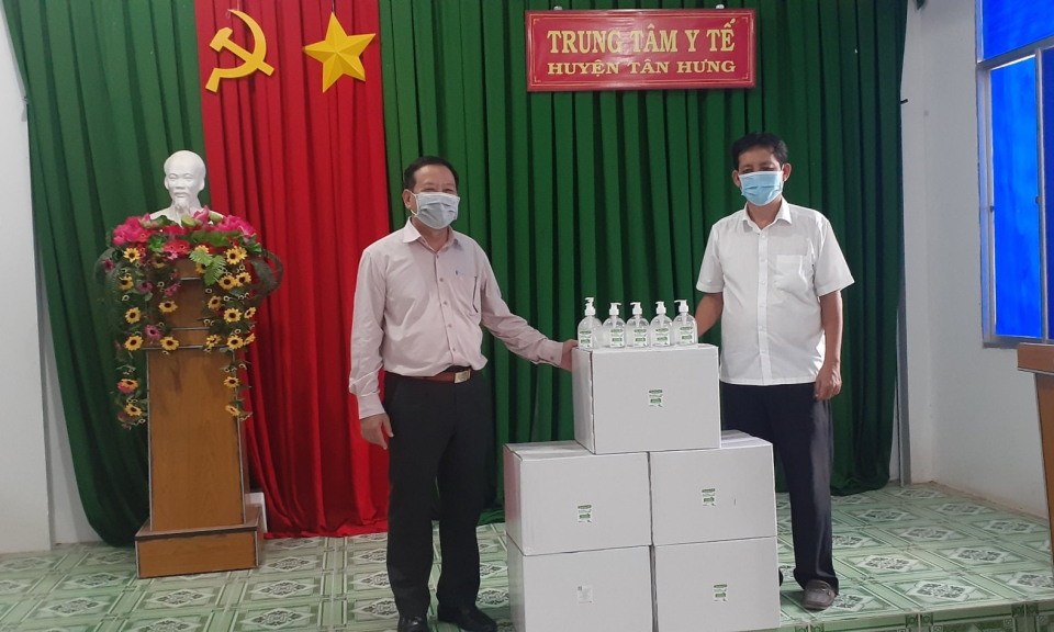 Tân Hưng: MTTQ tặng 100 lít nước rửa tay sát khuẩn cho Trung tâm y tế huyện